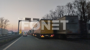 Kamioni čekaju do pet sati